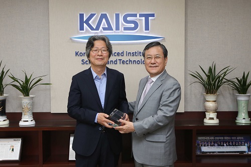 From left: Distinguished Professor Gou Young and KAIST President Sung-Chul Shin