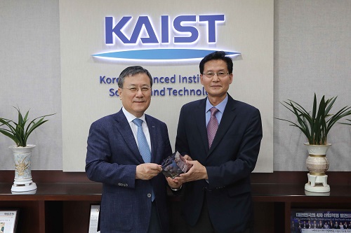 KAIST President Sung-Chul Shin and the CEO of AST Holdings, Haegyoo Seo