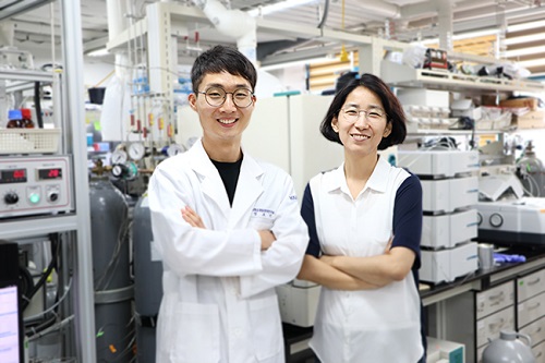 from left: Professor Hynjoo Lee and PhD candidate Hojin Jeong