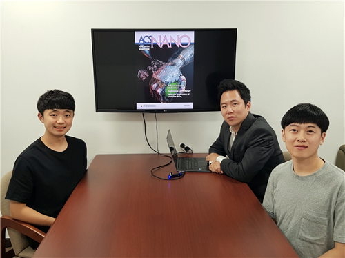 (왼쪽부터) 오진원 석사과정, 스티브박 교수, 양준창 박사과정