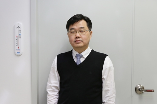 (Professor Jeung Ku Kang from the Graduate School of EEWS)