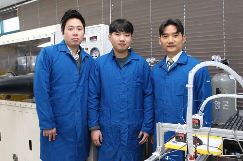(from left: Professor Steve Park, Jeongjae Ryu and Professor Seungbum Hong) 