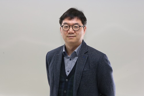Professor Sung-Yool Choi from the School of Electrical Engineering)