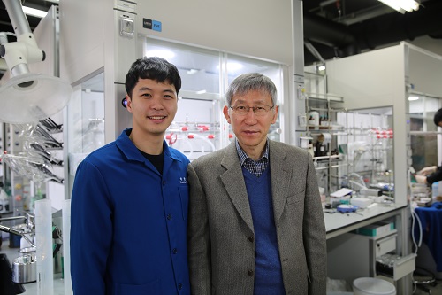  (from left: Dr. Yoonsu Park and Professor Sukbok Chang from the Department of Chemistry)