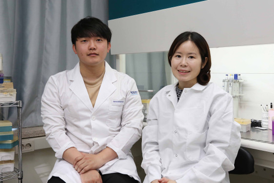 (from left: Seunggyu Kimand Professor Jessie Sungyun Jeon)