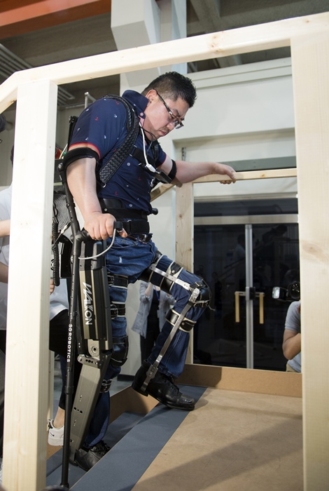 사이배슬론 선수 김병욱(45세) 씨가 하반신 완전마비 장애인을 위해 개발된 보행보조로봇 워크온슈트를 착용하고 시연을 보이고 있다. 
