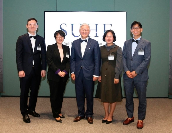 Four 2019 SUHF Young Investigators with Chairman and CEO Kyung-Bae Suh (middle) ⓒ Amorepacific Group