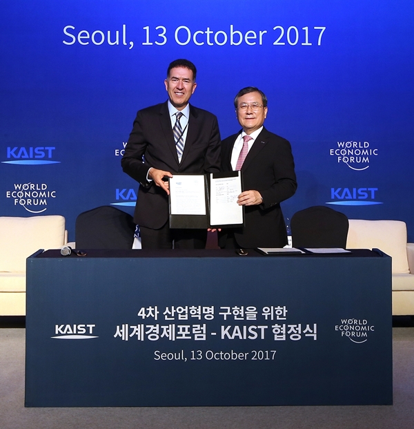 2017년 10월 서울에서 열린 KAIST-WEF 라운드테이블에서 협정식을 체결한 신성철 총장(우측)과 무라트 손메즈 센터장