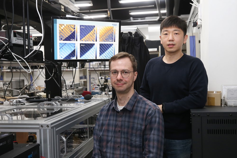 Post-doc Researcher Sergey G. Menabde (Left) and Professor Min Seok Jang (Right)