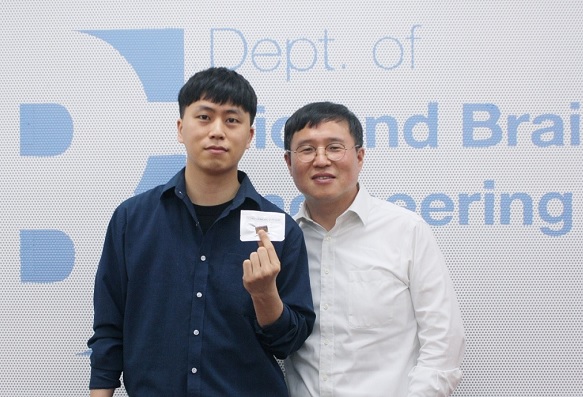 Professor Ki-Hun Chung(right) and PhD candidate Byoung-Hoon Kang pose with their vacuum-charged plasmofluidic PCR chip.