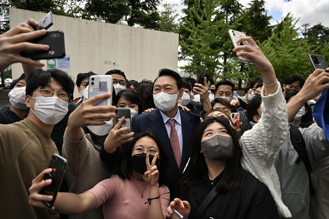 President-elect Yoon pose with KAIST students on April 29 during his visit to KAIST.