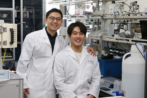Professor Minkee Choi and PhD candidate Woosung Choi