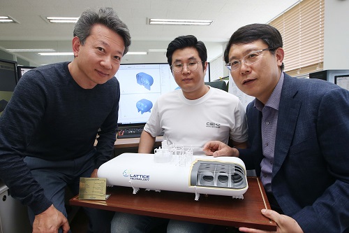 왼쪽부터 (주)래티스태크놀로지 박근오 사장, KAIST 유화롱 연구원, 장대준 교수