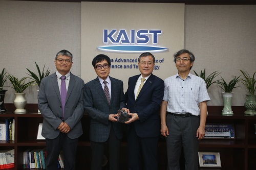 Dean of the Dept. Physics Eunseong Kim, Emeritus Professor JaeKwan Kim,KAIST President Sung-Chul Shin and Professor Soon Chil Le