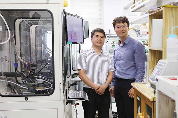 from left: Research Professor Fangmin Ye and Professor Hee-Tak Kim