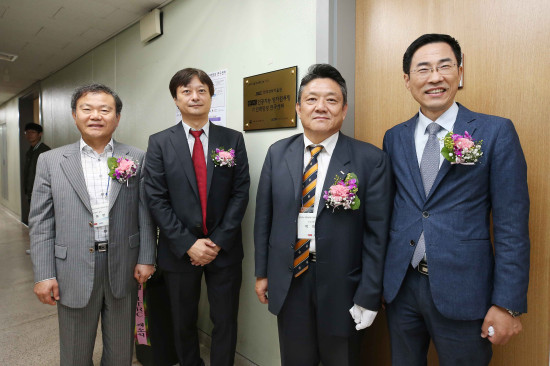 from left: Dean of College of Engineering Jong-Hwan Kim, Director of AI│QC ITRC June-Koo Rhee, Vice President for R&DB Heekyung Park and Director General for Industrial Policy Hong Taek Yong