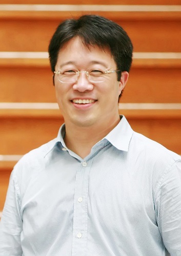 Professor Haeshin Lee from the Department of Chemistry