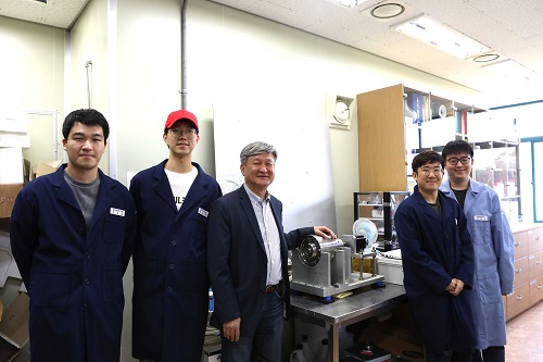 (Professor Do Hyun Kim and his team)