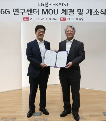  (LG Electronics CTO Il-Pyung Park (left) and Dean of KAIST Institute Sang Yup Lee)