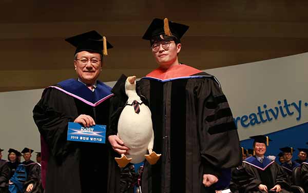  (KAIST President Sung-Chul Shin and Woo-Seok Jeong, '19 PhD in Aerospace Engineering) 