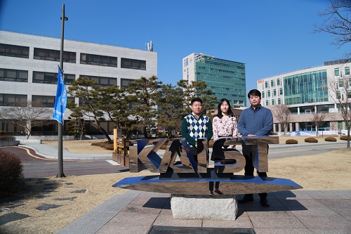 친절행정상 수상자 문재영 선임행정원, 이지연 행정원, 손성은 행정원