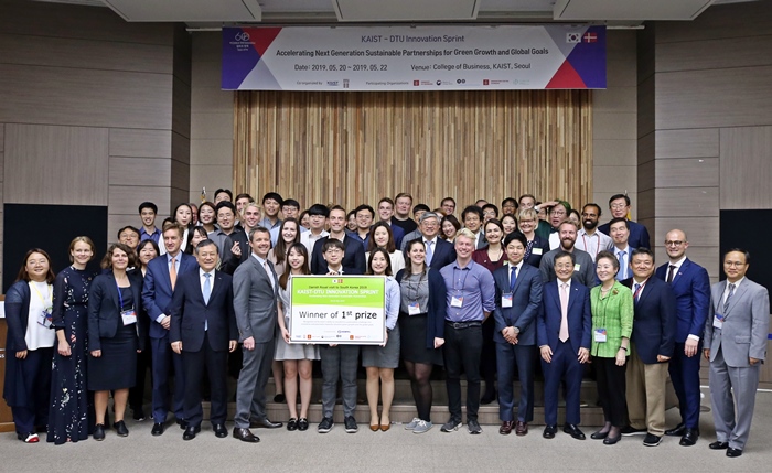 The winning team of the P4G Innovation Sprint poses with the Crown Prince of Denmark (sixth from the left row) and President Shin (fifth from the left row) during the awarding ceremony.