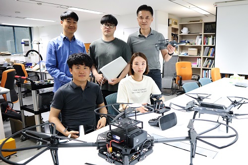 오른쪽 위부터 시계방향으로 김용대 교수, 권유진, 노주환, 신호철, 김도현 박사과정