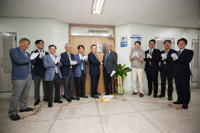 Signboard Ceremony of New 2019 Cross-generation Collaborative Lab