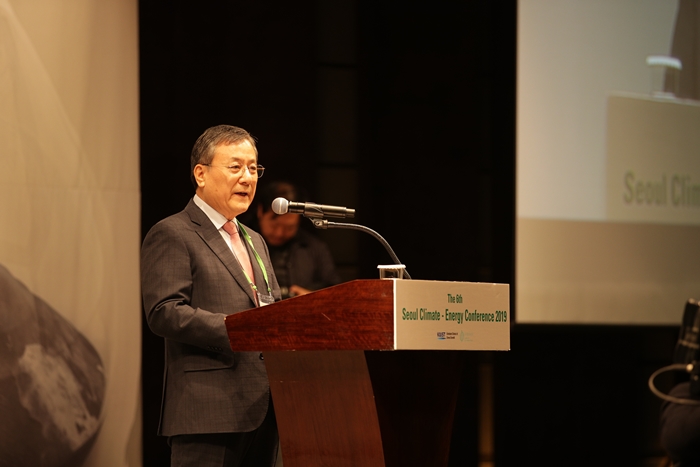 제6회 서울 기후-에너지 컨퍼런스에서 환영사 하는 신성철 KAIST 총장