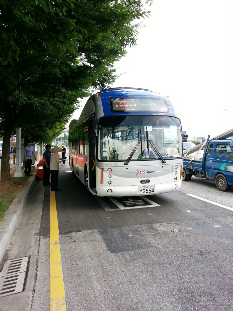 KAIST's wireless Online Electric Vehicle (OLEV) runs inner city roads 이미지