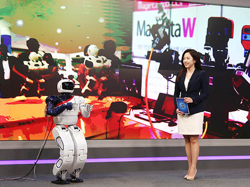 Hubo Debuts as a News Anchor 이미지