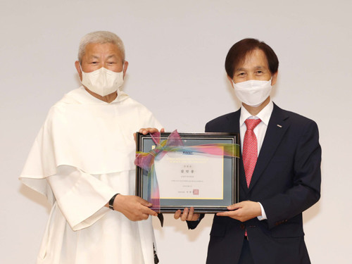 세계적인 스테인드글라스 예술 거장 김인중 신부, 산업디자인학과 초빙석학교수로 임용 이미지