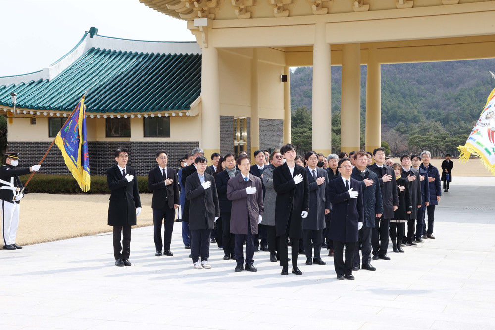 과학 혁신을 다짐하며 국립대전현충원 참배 이미지