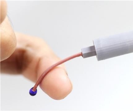 An intravenous needle that irreversibly softens via body temperature on insertion 이미지