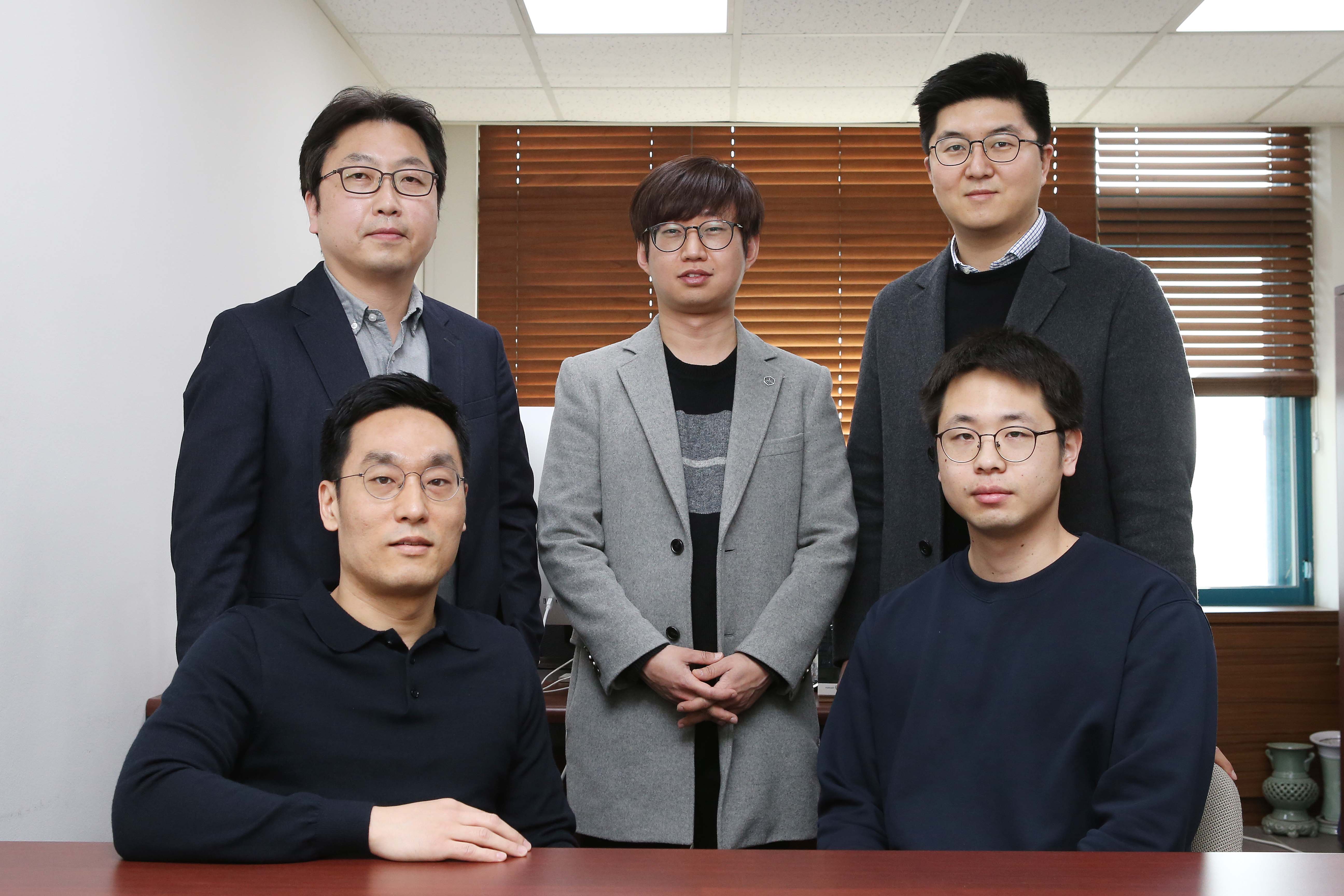 (Front row from left) Professor Byungha Shin (KAIST), and Ph.D. Candidate Daehan Kim (KAIST). (Back row from left) Professor Jin Young Kim (Seoul National University), Dr. Ik Jae Park (Seoul National University), and Professor Dong Hoe Kim (Sejong University).