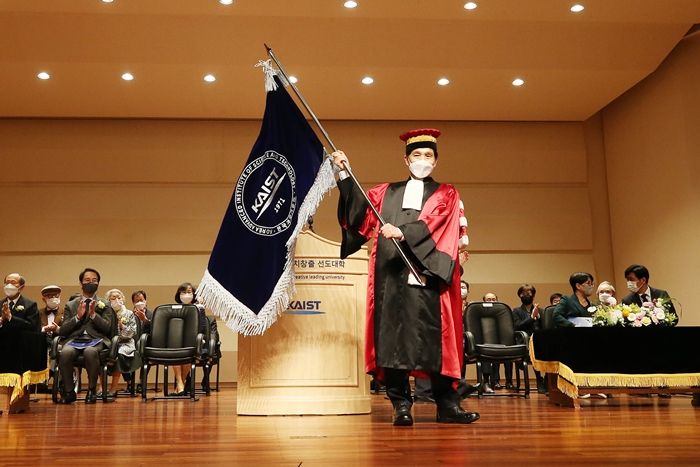 8일 열린 취임식에서 이광형 KAIST 17대 총장이 교기를 흔들고 있다.