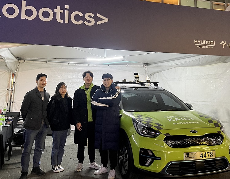 PhD candidate in electrical engineering Hyun-Ki Sung, Master candidate in robotics, PhD candidate in electrical engineering Dae-Gyu Lee who is the team leader of KI-Robotics, and Master candidate in robotics Seung-Il Han (from left).