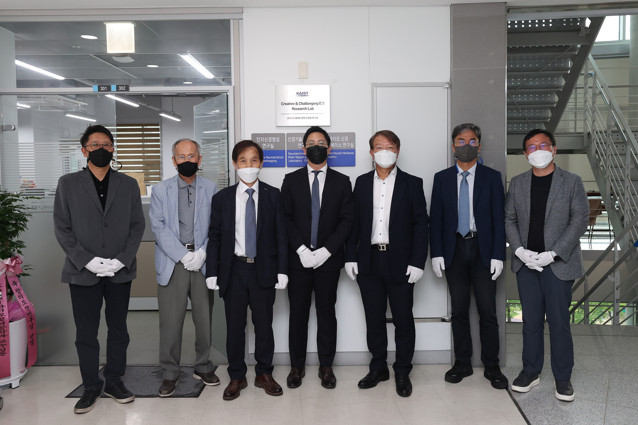 (좌측부터) 이동만 공과대학장, 성단근 전기및전자공학부 명예교수, 이광형 총장, 박성준 바이오및뇌공학과 연구책임자, 이상엽 연구부총장, 조광현 연구처장, 정기훈 바이오및뇌공학과장 (좌측부터) 이동만 공과대학장, 성단근 전기및전자공학부 명예교수, 이광형 총장, 박성준 바이오및뇌공학과 연구책임자, 이상엽 연구부총장, 조광현 연구처장, 정기훈 바이오및뇌공학과장