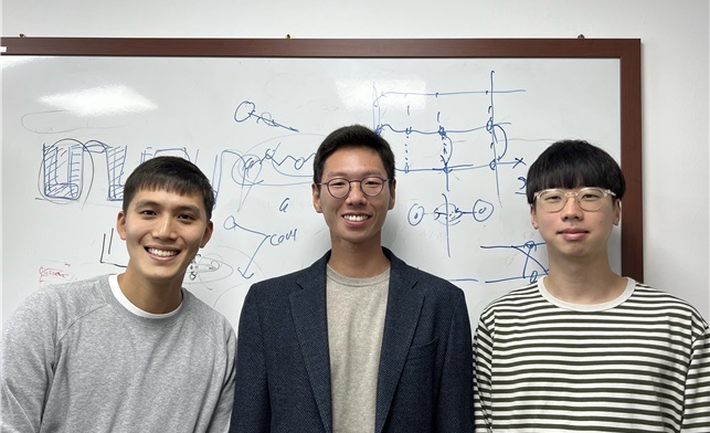 (왼쪽부터) 신소재공학과 김현준 박사과정, 강지형 교수, 이원범 박사과정