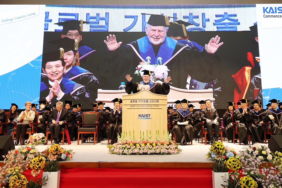 NYU President Emeritus John Edward Sexton giving the acceptance speech at the KAIST Commencement Ceremony