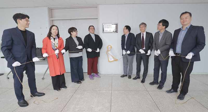 (KAIST)이균민 교학부총장, 김정 기계공학과장, 이승섭 기계공학과 교수, 윤용진 기계공학과 교수 및 관계자. (갤럭시코퍼레이션) 최용호 대표, 김현정 이사 및 관계자