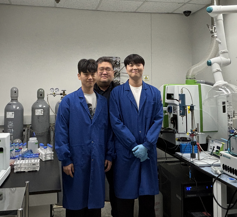 (왼쪽부터) 생명화학공학과 김진엽 박사과정, 생명화학공학과 정동영 교수, 생명화학공학과 노종수 박사과정