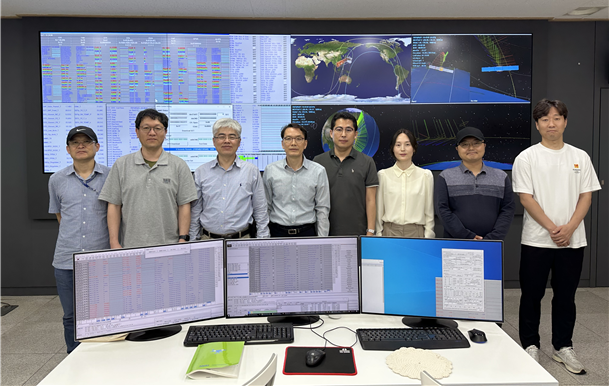KAIST 지상국에서 찍은 우주연구원 차세대소형위성2호 연구진 (왼쪽부터) 박성옥, 이정수, 박홍영, 장태성(차세대소형위성2호 사업단장), 김세연, 박미영, 김용민, 김동국