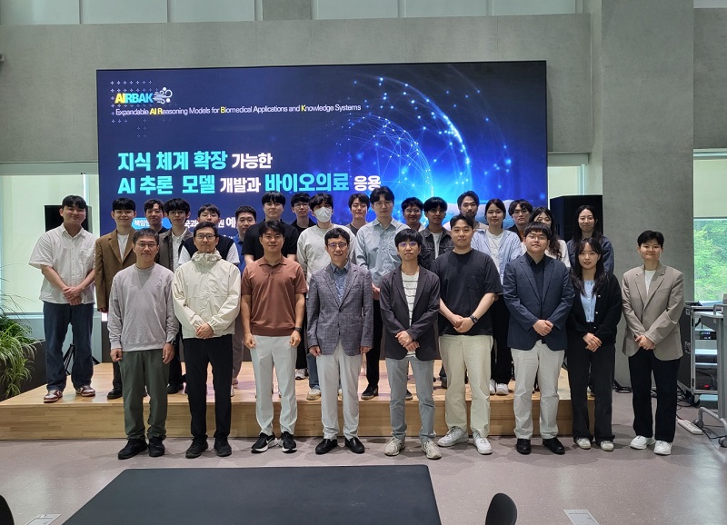 5월 20일 KAIST AI대학원 양재산학캠퍼스에서 KAIST 연구팀들이 참여기관인 삼성서울병원, 네이버클라우드, 히츠와 같이 AI 스타펠로우 과제 시작을 알리는 kick-off 미팅 개최함. [앞줄왼쪽부터] 주재걸 교수 (KAIST), 최윤재 교수 (KAIST), 김우연 교수 (KAIST/히츠), 예종철 교수 (KAIST), 안성수 교수 (KAIST), 유한주 박사 (네이버클라우드), 이윤호 (KAIST), 문혜윤 (삼성서울병원), 김수민 박사 (삼성서울병원) 