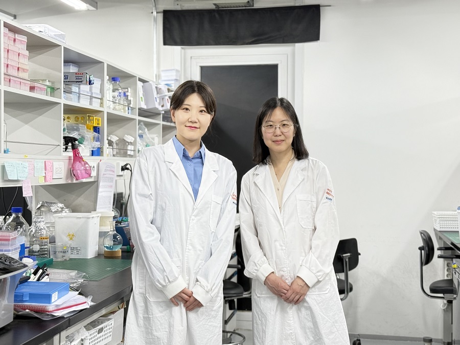(왼쪽부터) 정주연 석박사통합과정, 정현정 교수