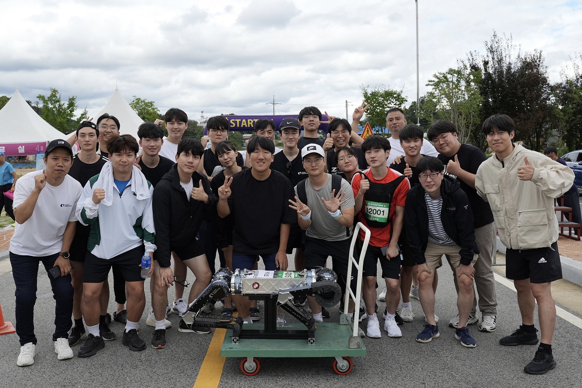 사진 1. 연구팀 사진 (맨 앞줄 오른쪽 두번째 황보제민 교수)