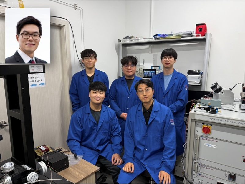 (앞줄 왼쪽부터) 신승민 1저자, 조힘찬 교수, (뒷줄 왼쪽부터) 이형도, 이승우, 이원범, (왼쪽 위) 임경근 박사