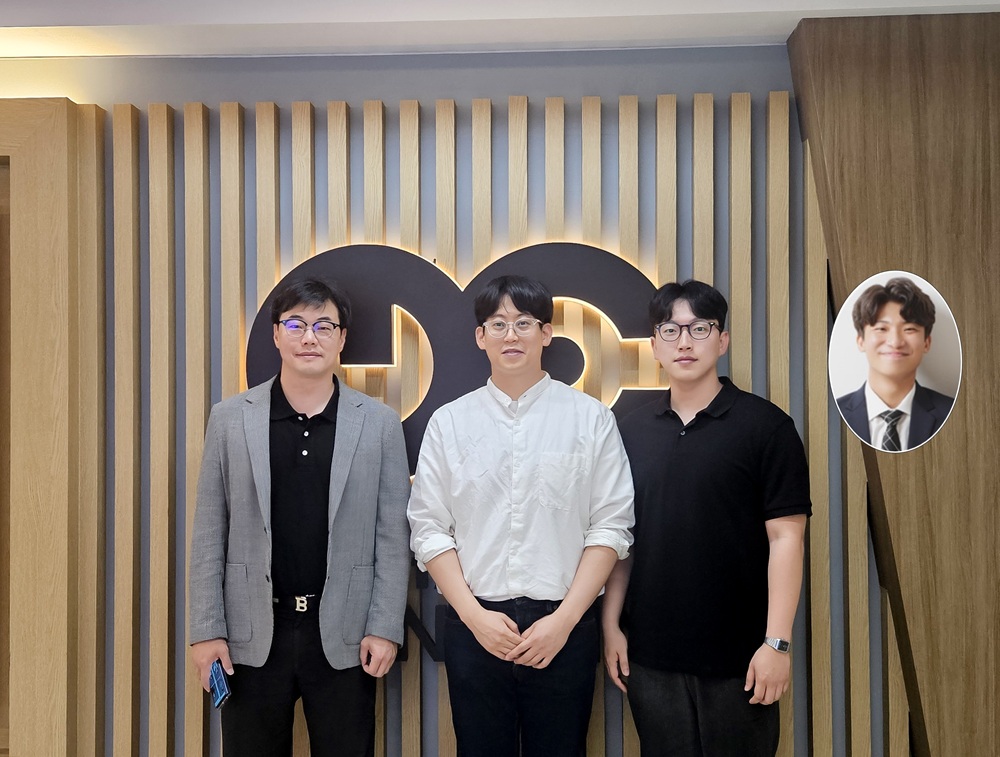사진 1. (왼쪽부터) 우리 대학 박인규 교수, ETRI 최중락 박사, 우리 대학 이돈호 박사과정, 한찬규 석사