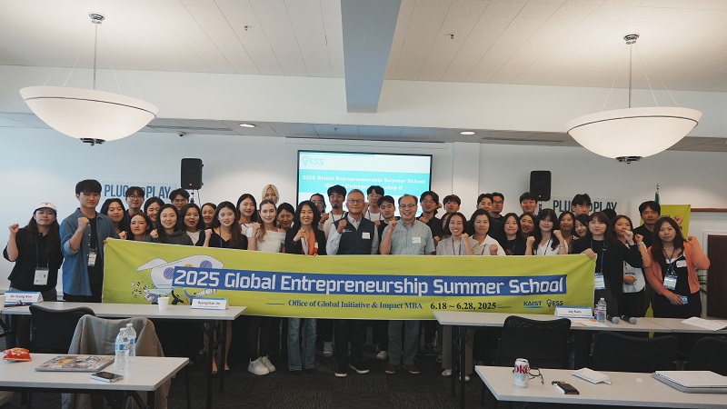 2025 GESS 특별강연에서 김소영 국제협력처장, 음재훈 VC, 진병채 경영대 Impact MBA 책임교수, 이수아 글로벌전략사업추진단 연구조교수가 함께한 단체사진