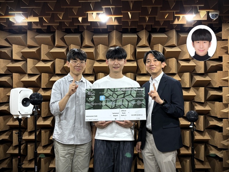 사진 1. (왼쪽부터) 권영후 석박사통합과정, 김도환 석사과정, 최정우 교수, 이동헌 박사